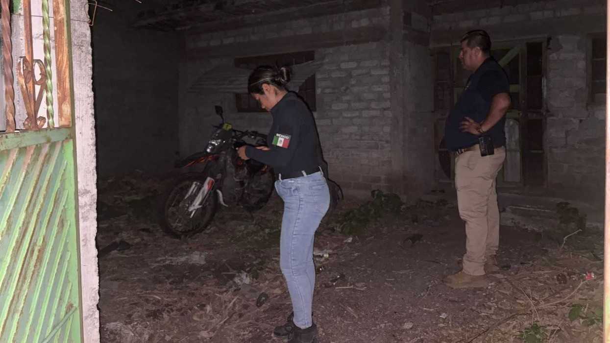 Motocicleta Italika negra con naranja asegurada durante cateo en Apatzingán, Michoacán