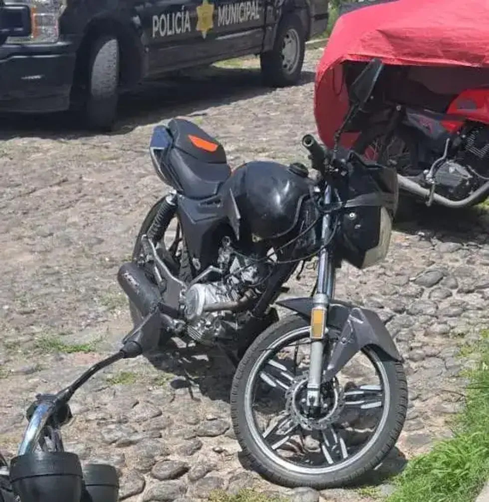 Motocicleta negra asegurada frente a una unidad de la Polic\u00eda Municipal de Quer\u00e9taro.