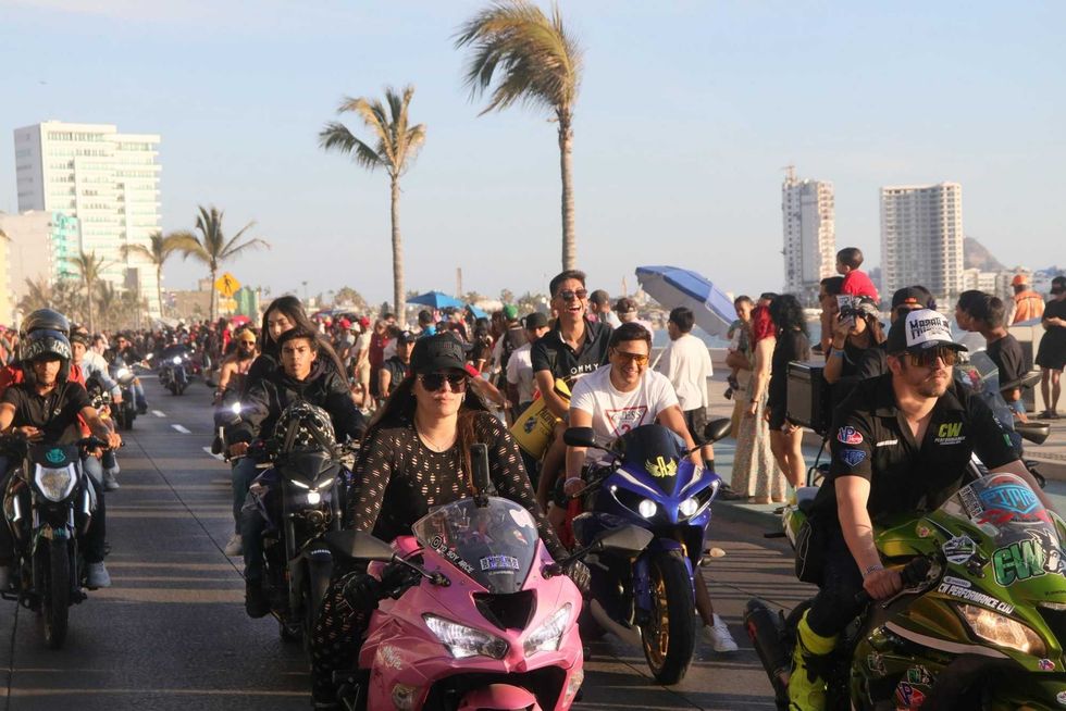 Motociclistas en desfile por el malec\u00f3n durante la Semana Internacional de la Moto Mazatl\u00e1n 2026