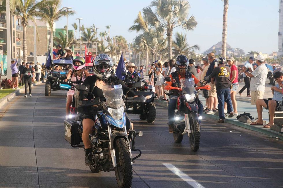 Motociclistas en desfile por el malec\u00f3n durante la Semana Internacional de la Moto Mazatl\u00e1n 2026