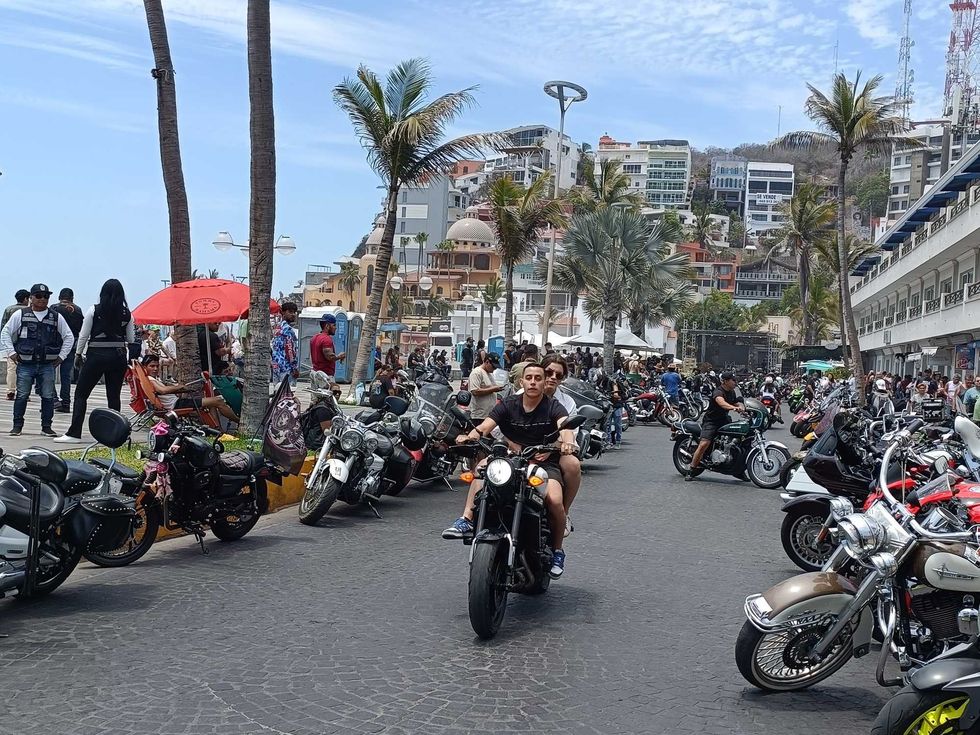 Motociclistas en desfile por el malec\u00f3n durante la Semana Internacional de la Moto Mazatl\u00e1n 2026