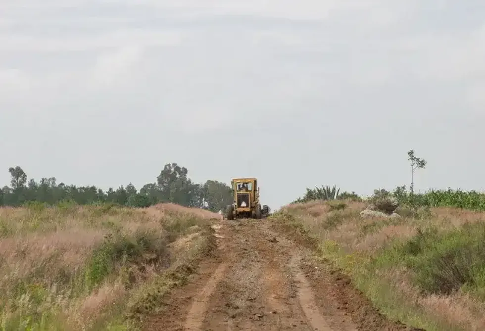 Motoconformadora trabaja en un camino de Estancia de Santa Luc\u00eda