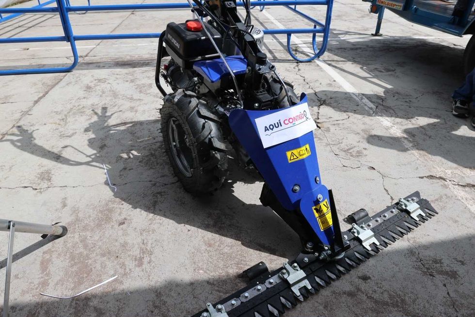 Motocultor con barra segadora, implemento agr\u00edcola entregado dentro del programa estatal de apoyo al campo en Col\u00f3n, Quer\u00e9taro.