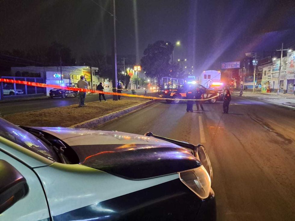 Motoneta destruida tras choque con tractocami\u00f3n en avenida Paseo Central, norte de San Juan del R\u00edo, Quer\u00e9taro