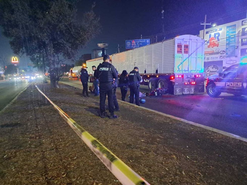 Motoneta destruida tras choque con tractocami\u00f3n en avenida Paseo Central, norte de San Juan del R\u00edo, Quer\u00e9taro