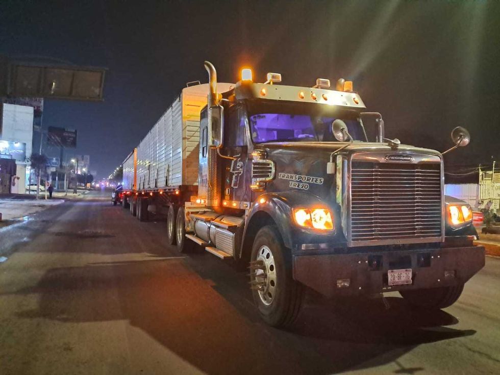 Motoneta destruida tras choque con tractocami\u00f3n en avenida Paseo Central, norte de San Juan del R\u00edo, Quer\u00e9taro