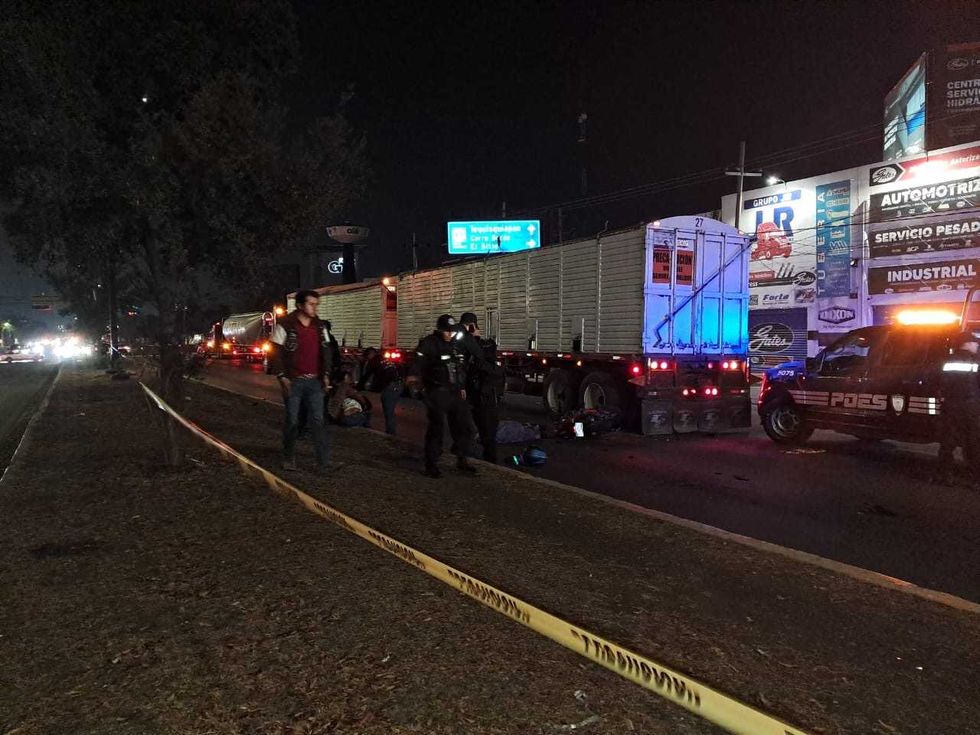 Motoneta destruida tras choque con tractocami\u00f3n en avenida Paseo Central, norte de San Juan del R\u00edo, Quer\u00e9taro