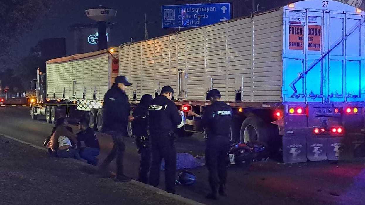 Motoneta destruida tras choque con tractocamión en avenida Paseo Central, norte de San Juan del Río, Querétaro