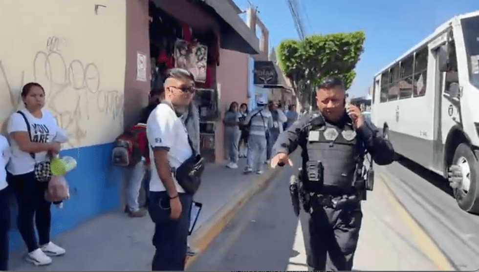 Movilizaci\u00f3n policiaca en el cruce de 5 de Mayo y Morelos en San Juan del R\u00edo tras ataque con arma blanca