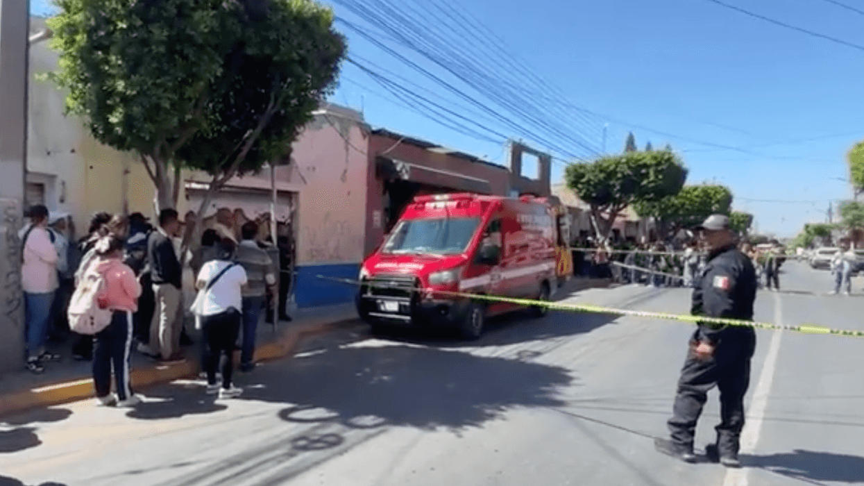 Movilización policiaca en el cruce de 5 de Mayo y Morelos en San Juan del Río tras ataque con arma blanca