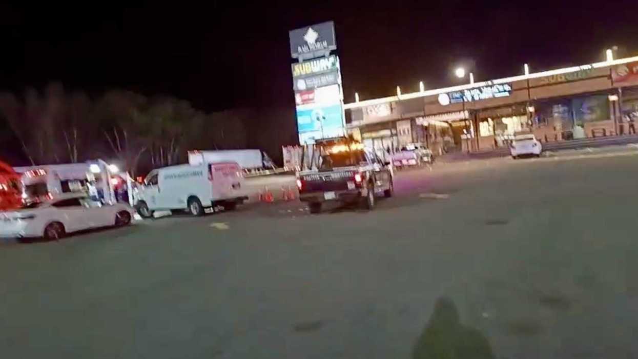 Movilización policiaca en plaza de Palmillas tras asalto mortal sobre la autopista México-Querétaro