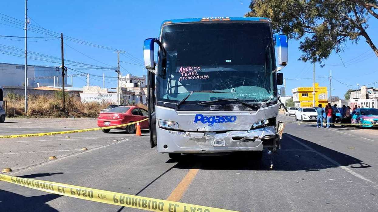 Muere conductor tras choque con autobús en carretera 120 en San Juan del Río