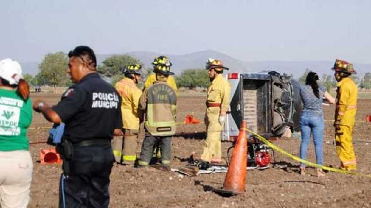 Muere en volcadura.