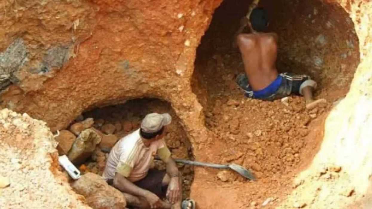 Mueren 12 mineros asfixiados en mina venezolana tras intensas precipitaciones.