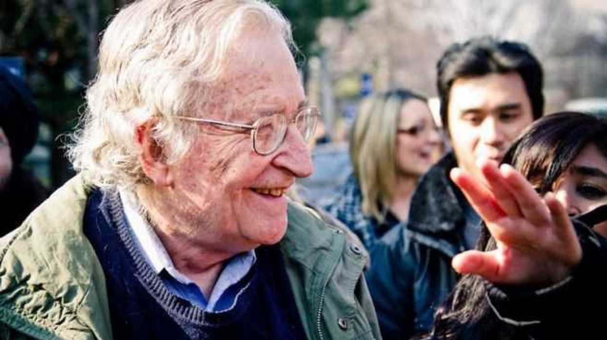 muestra-chomsky-excesos-y-rasgos-espeluznantes-de-la-realidad-en-eua