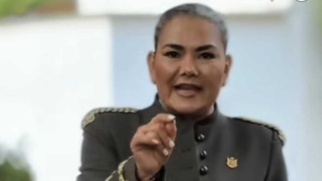 Mujer con atuendo protocolario habla a cámara en mensaje de bienvenida al ciclo escolar 2026-2027 en Querétaro.