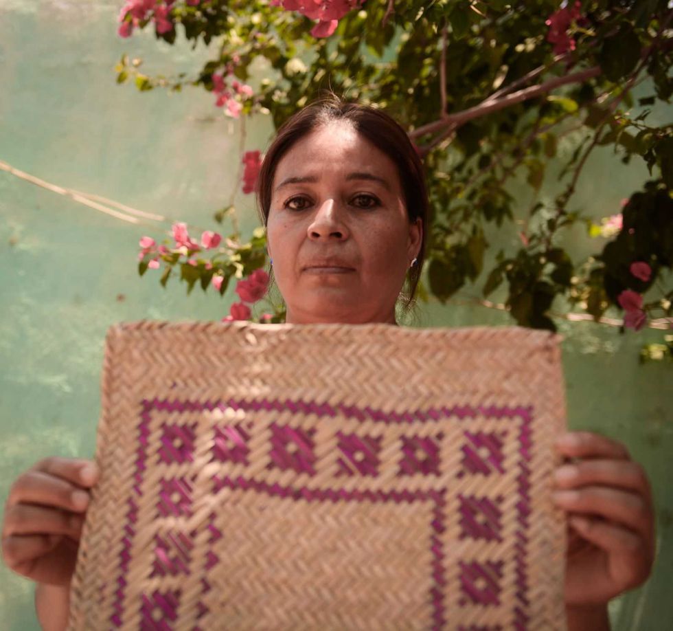 Mujer con vestimenta ind\u00edgena tradicional en patio de la Sierra Gorda queretana, durante el encuentro "Memoria e Identidad" celebrado en Jalpan de Serra en agosto de 2026