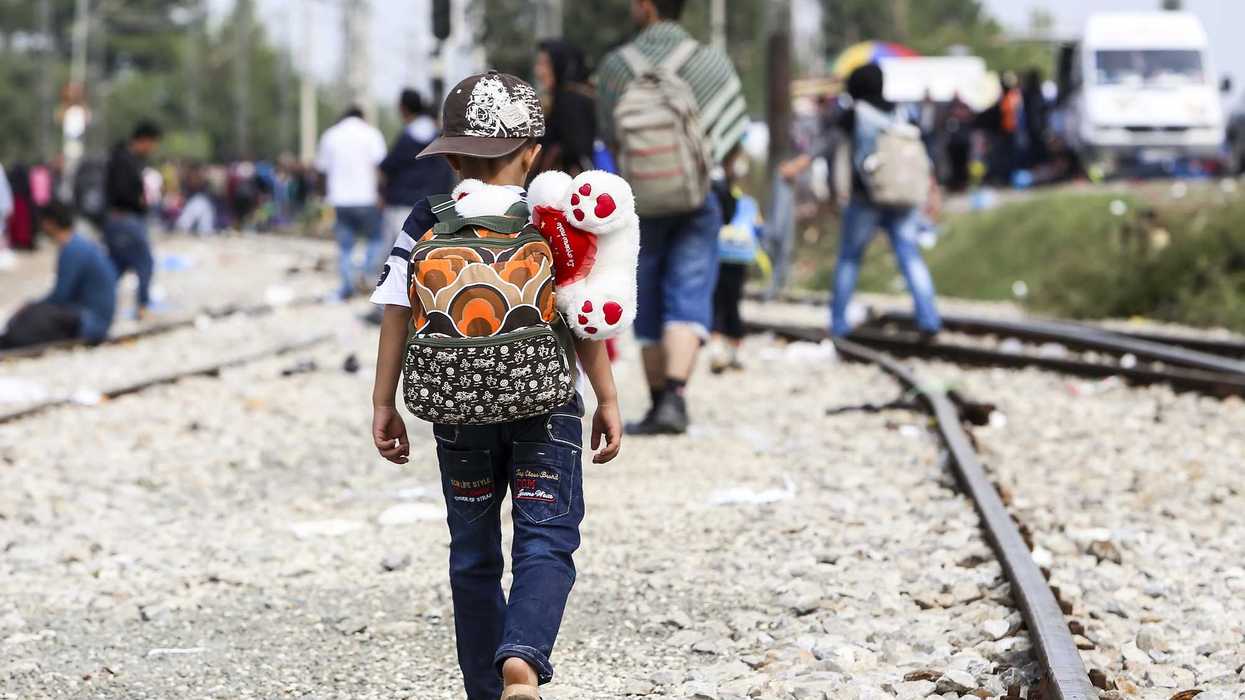 Mujer cubana camina con maleta por una calle de La Habana, símbolo del éxodo migratorio femenino en la isla.