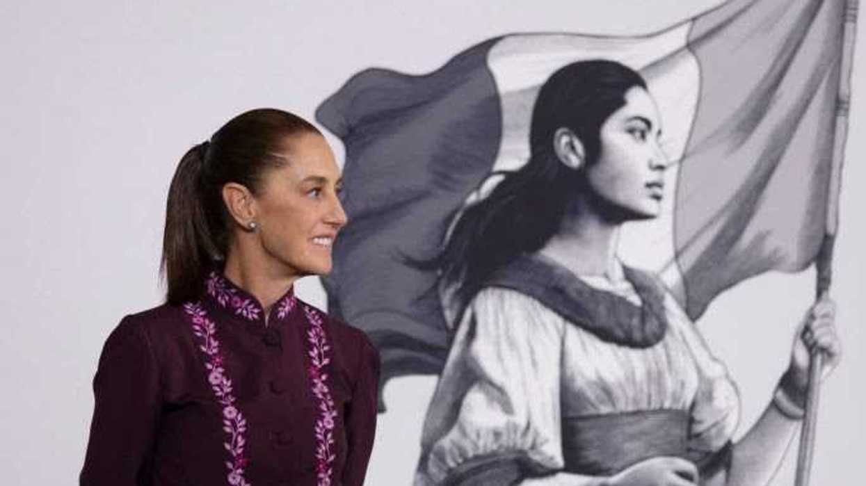 Mujer de perfil con blusa guinda bordada frente a una ilustración en gris de una mujer con la bandera de México