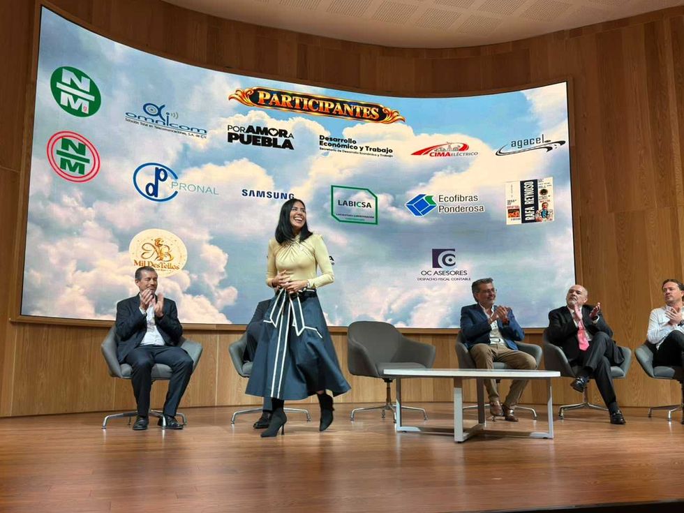 Mujer de pie en el escenario del congreso CIELO 2026 en Quer\u00e9taro mientras integrantes del panel aplauden