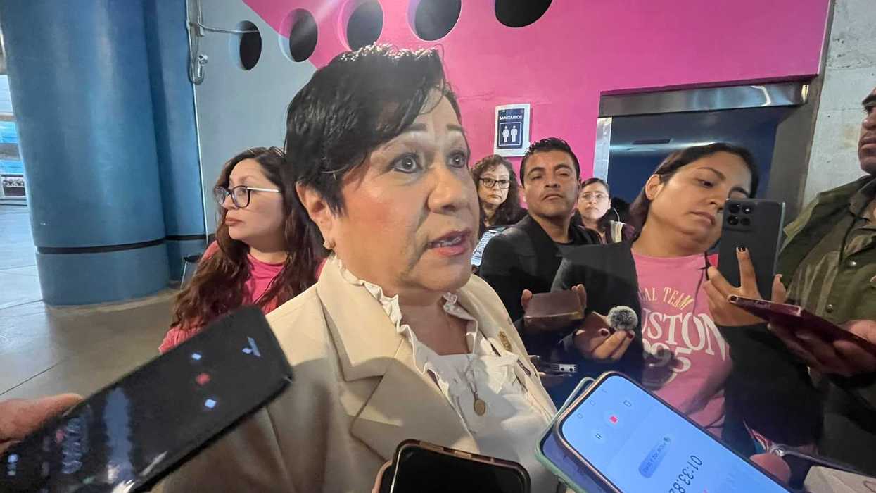 Mujer de saco beige responde a reporteros sobre las quejas contra el subdirector del Hospital General de San Juan del Río