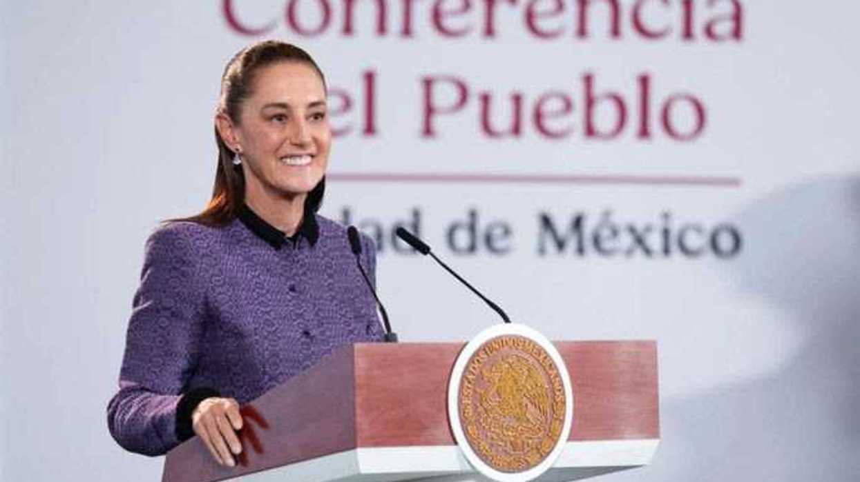 Mujer de saco morado habla detrás de un podio con el escudo nacional durante la conferencia matutina donde se expusieron datos sobre agua entubada en viviendas.