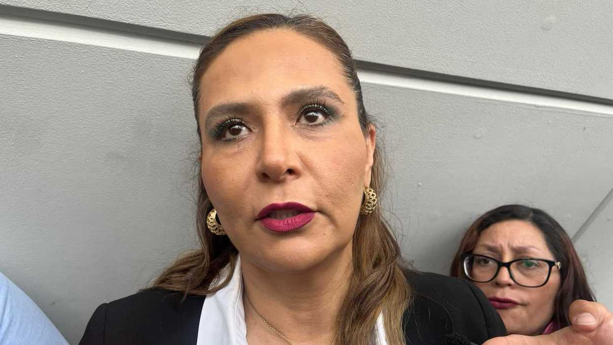 Mujer de saco negro responde a reporteros con micrófonos sobre la alerta de amenazas en bachilleratos de Querétaro