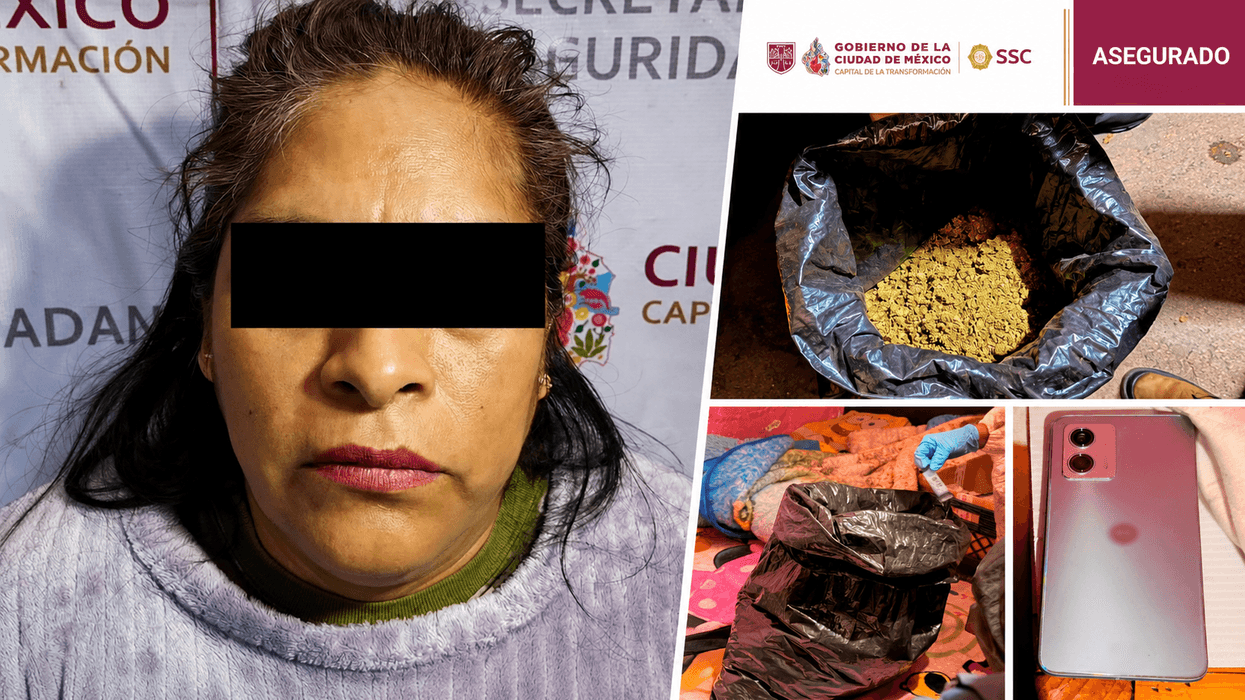 Mujer detenida con una barra negra sobre los ojos, frente a un fondo institucional de la SSC.