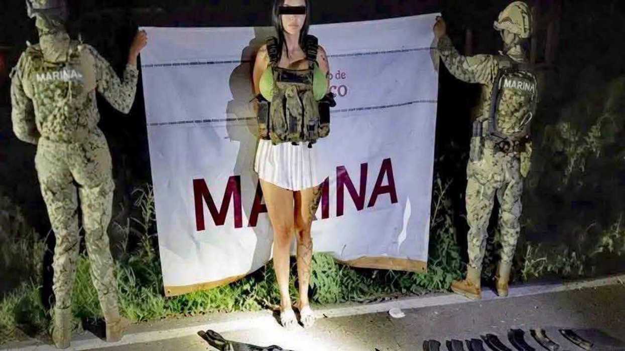 Mujer detenida frente a lona de Marina, flanqueada por elementos navales; en el suelo, arsenal confiscado. Dos encuadres adicionales muestran a la misma persona portando chaleco táctico. Todos los rostros aparecen protegidos.