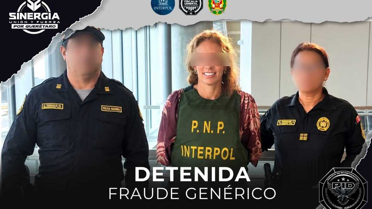 Mujer detenida por fraude genérico, con chaleco de la PNP, entre dos policías peruanos con los rostros difuminados