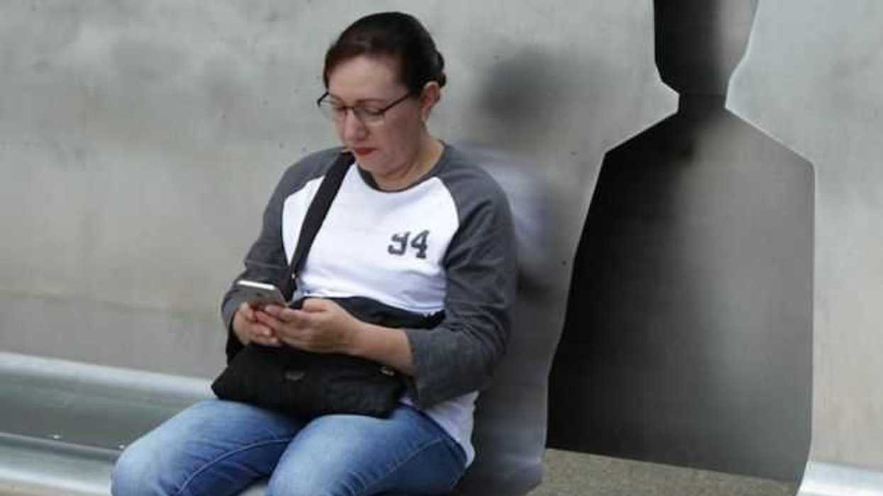 Mujer disfruta la tarde