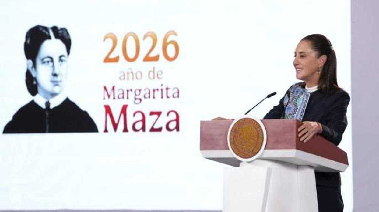 Mujer en un podio con el escudo nacional y una pantalla con el texto «2026 año de Margarita Maza»