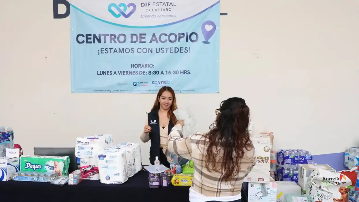 Mujer entrega productos en un centro de acopio del DIF Estatal Querétaro