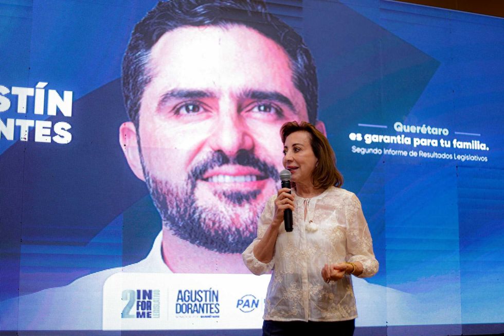 Mujer habla al micr\u00f3fono en el encuentro de mujeres con el senador Agust\u00edn Dorantes en Quer\u00e9taro