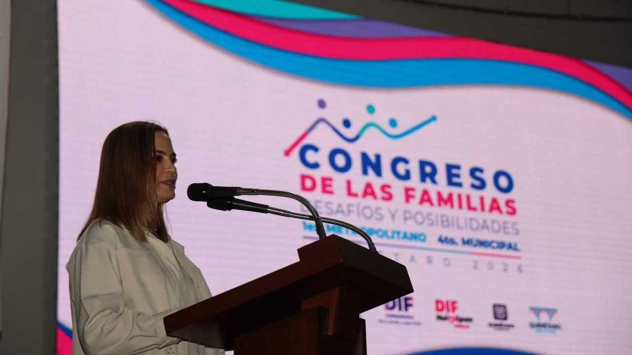 Mujer habla desde un podio con micrófonos frente a una pantalla con el logotipo del Congreso de las Familias