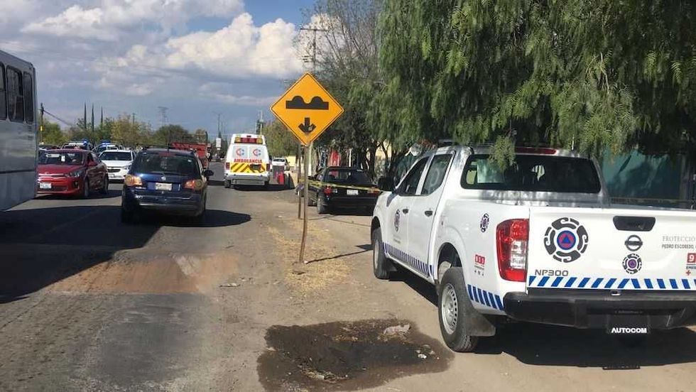 mujer se arroja de camioneta muere 1