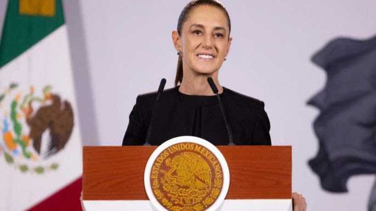 Mujer sonríe detrás de un podio con el escudo nacional durante el anuncio de la inversión de Lego en Nuevo León