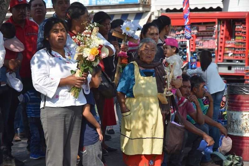 mujeres el pilar de los albaniles 1