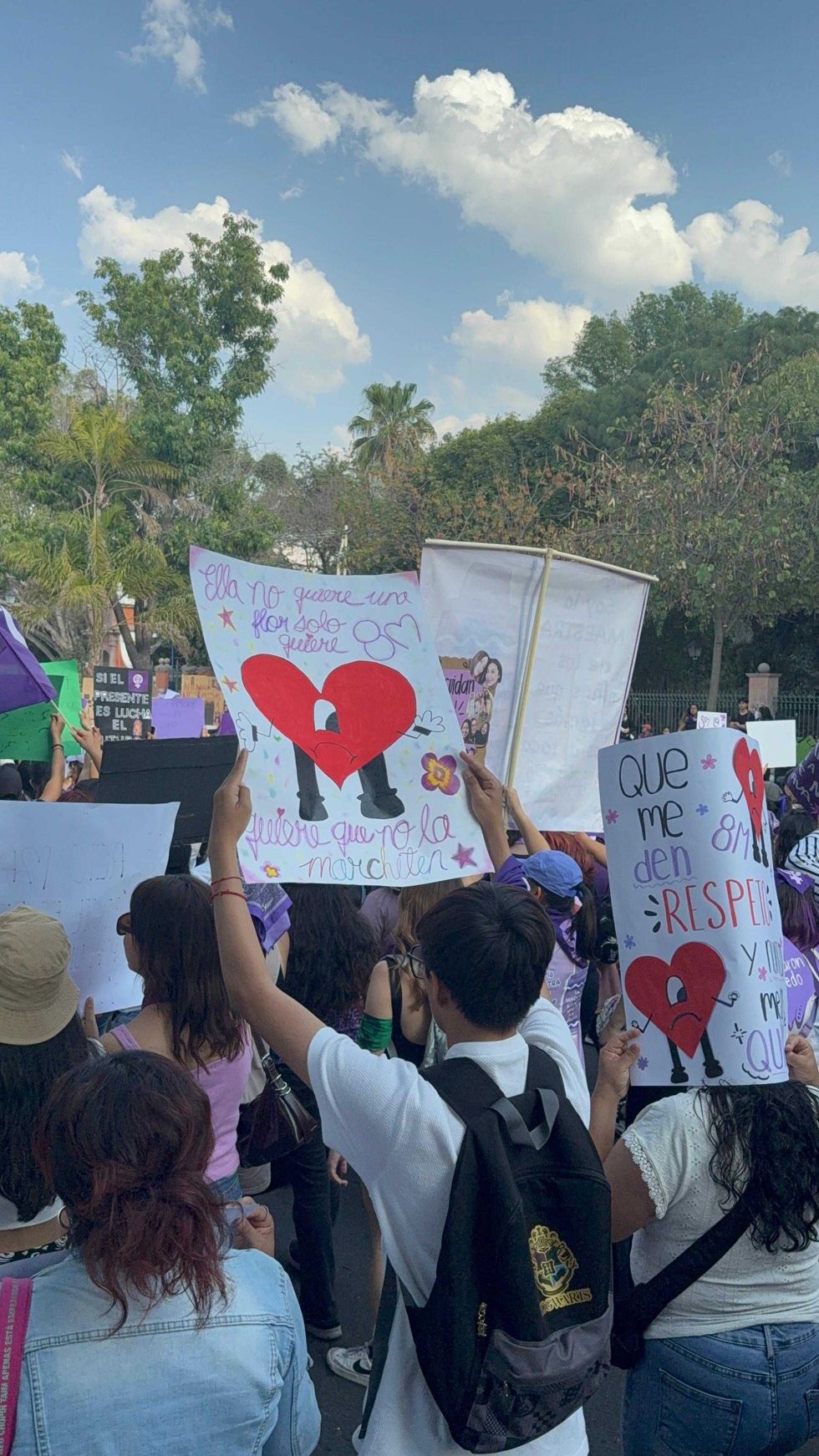 Mujeres marchan con pancartas y pa\u00f1uelos morados durante la marcha 8M en el Centro Hist\u00f3rico de Quer\u00e9taro