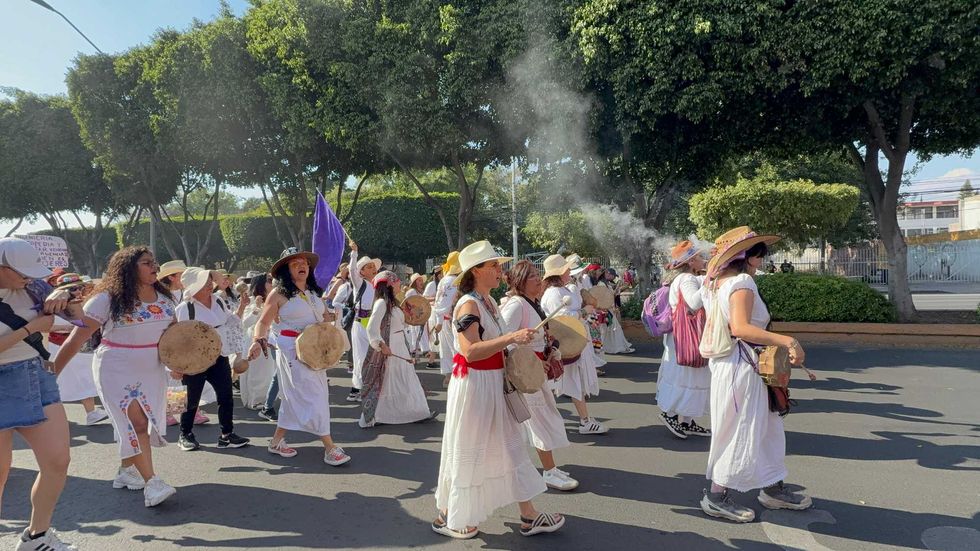 Mujeres marchan con pancartas y pa\u00f1uelos morados durante la marcha 8M en el Centro Hist\u00f3rico de Quer\u00e9taro