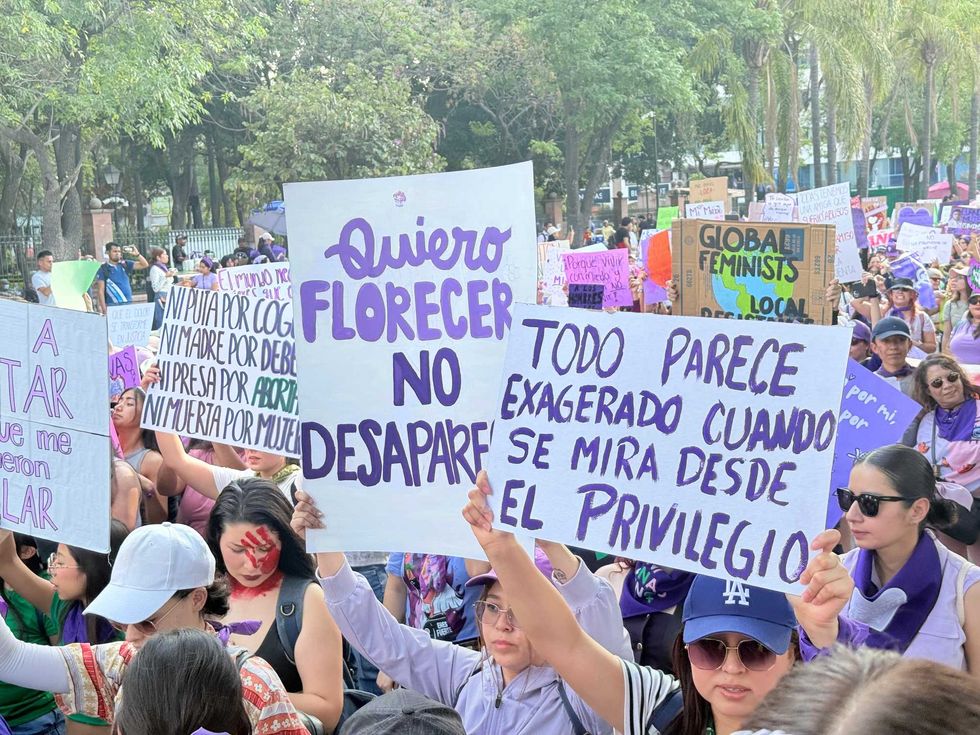 Mujeres marchan con pancartas y pa\u00f1uelos morados durante la marcha 8M en el Centro Hist\u00f3rico de Quer\u00e9taro