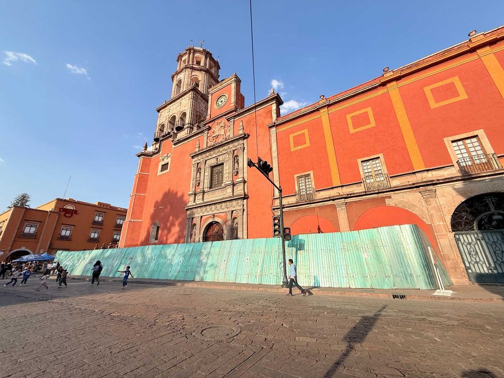 Mujeres marchan con pancartas y pa\u00f1uelos morados durante la marcha 8M en el Centro Hist\u00f3rico de Quer\u00e9taro