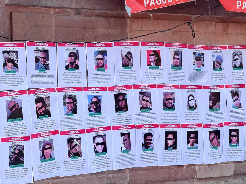 Mujeres marchan con pancartas y pa\u00f1uelos morados durante la marcha 8M en el Centro Hist\u00f3rico de Quer\u00e9taro