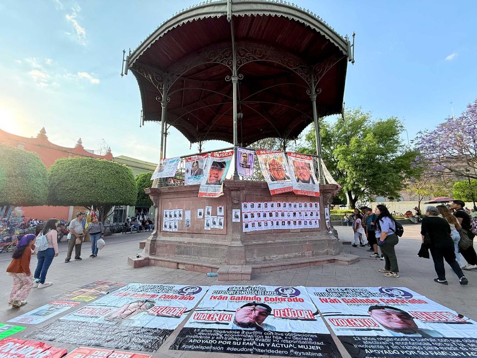 Mujeres marchan con pancartas y pa\u00f1uelos morados durante la marcha 8M en el Centro Hist\u00f3rico de Quer\u00e9taro