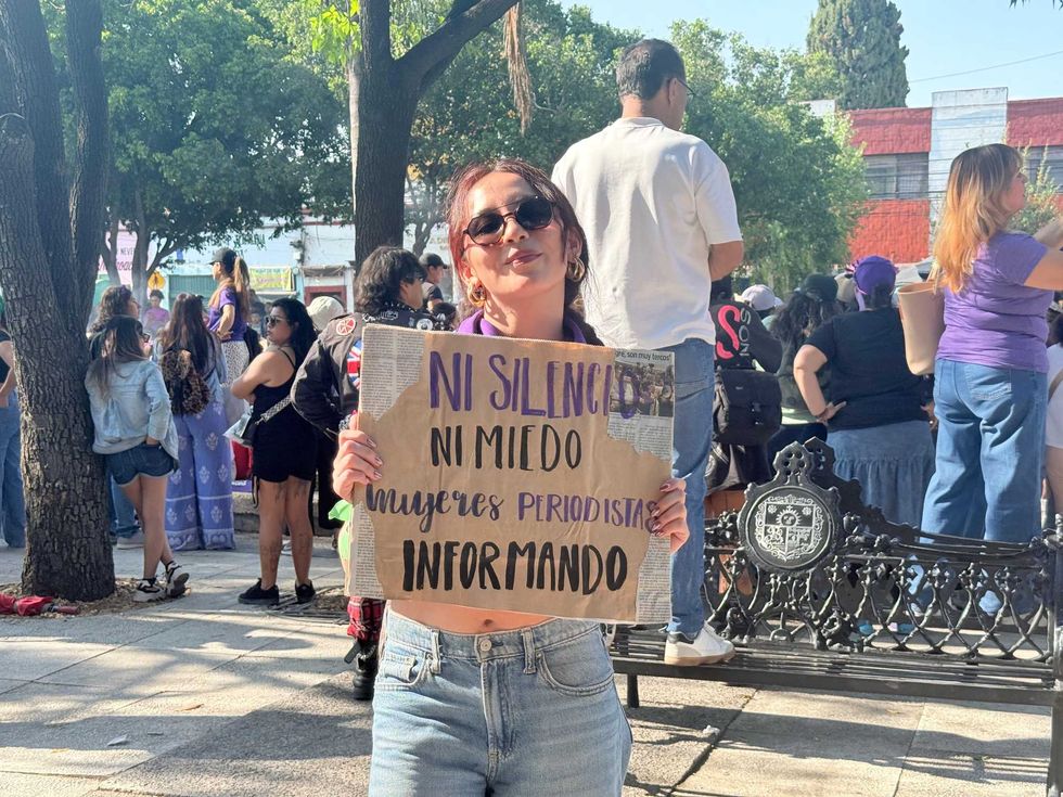 Mujeres marchan con pancartas y pa\u00f1uelos morados durante la marcha 8M en el Centro Hist\u00f3rico de Quer\u00e9taro