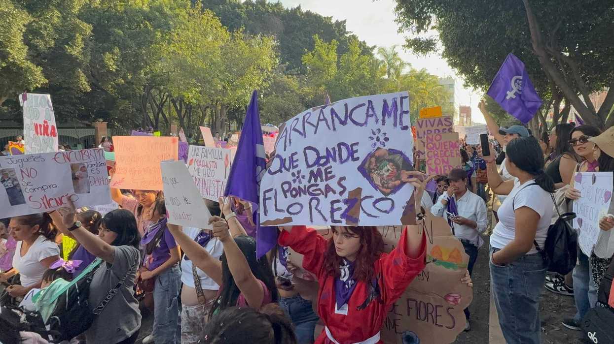 Mujeres marchan con pancartas y pañuelos morados durante la marcha 8M en el Centro Histórico de Querétaro