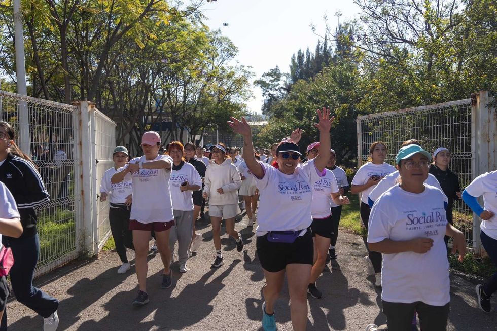 Mujeres participan en la Social Run organizada por SEJUVE en el Parque Quer\u00e9taro 2000 durante el Mes de las Mujeres en Quer\u00e9taro