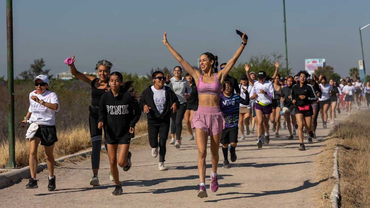 Mujeres participan en la Social Run organizada por SEJUVE en el Parque Querétaro 2000 durante el Mes de las Mujeres en Querétaro