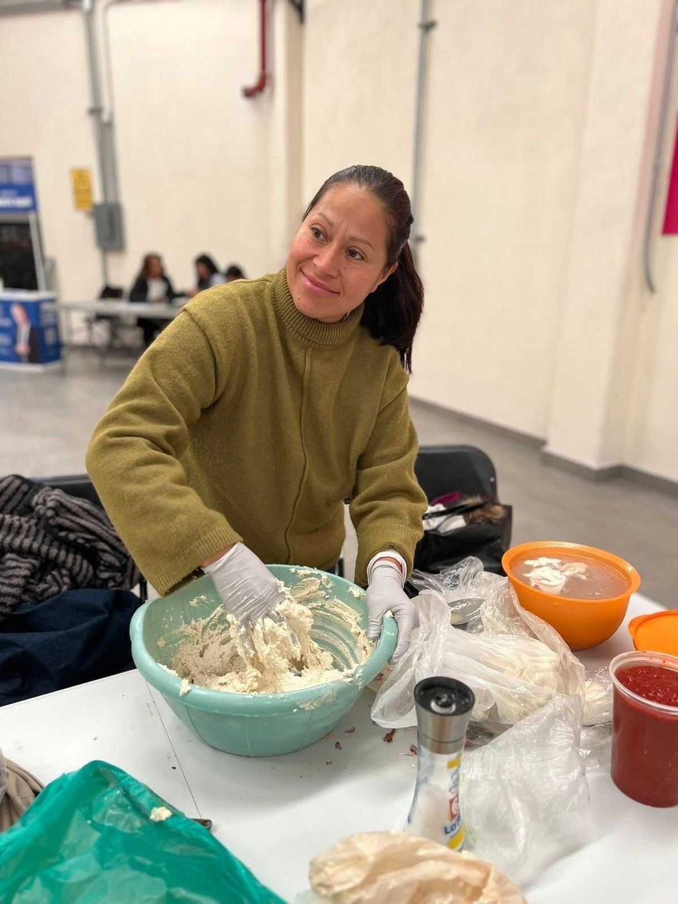 Mujeres participan en taller gratuito de reposter\u00eda organizado por el Centro de Empoderamiento para las Mujeres en Quer\u00e9taro