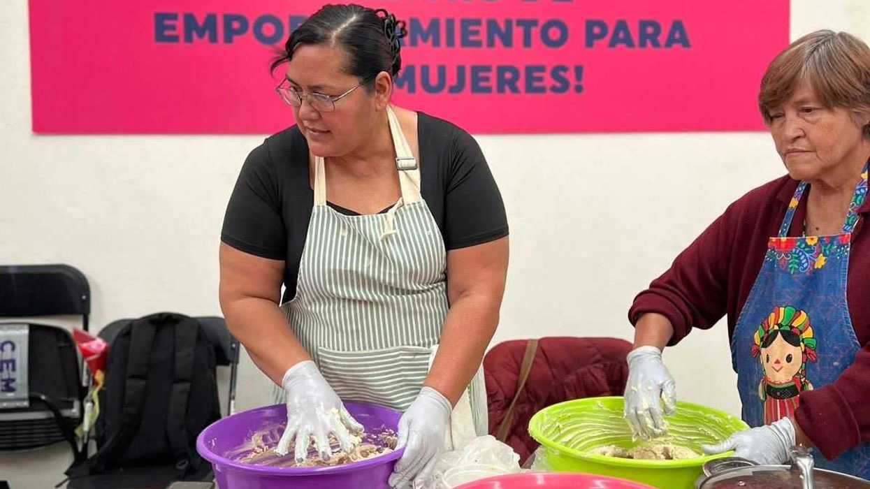 Mujeres participan en taller gratuito de repostería organizado por el Centro de Empoderamiento para las Mujeres en Querétaro